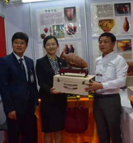 中國駐泰國大使館參贊煅煉女士親臨展會(huì )現場(chǎng)，并收藏了劉新安制作的彩陶代表作《小口尖底瓶》